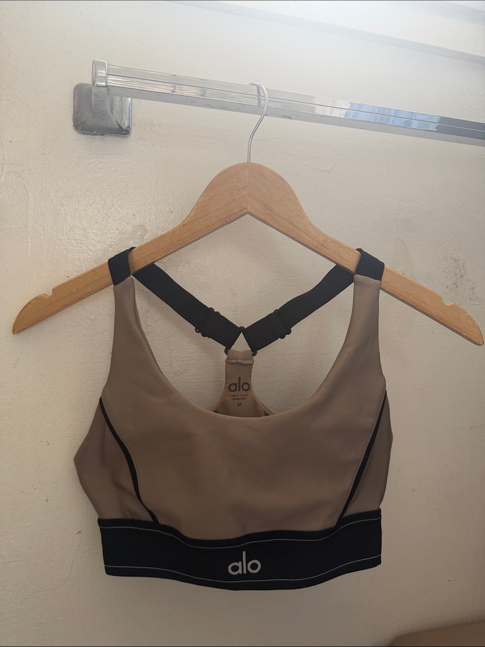 ALO Yoga Airlift Suit Up Racerback Sports Bra Gravel/Black